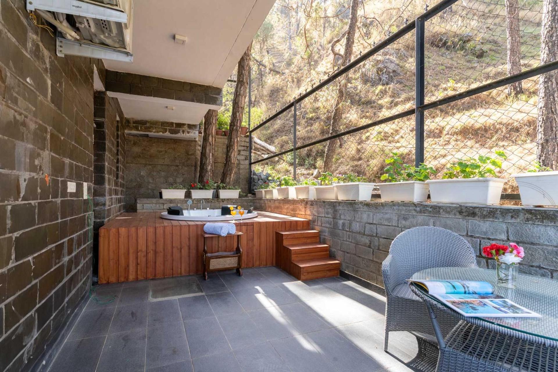 Stayvista At Floradale W Jacuzzi & Wood-Fire Pizza Kasauli Exterior photo